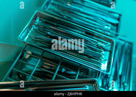 Nahaufnahme eines Thermostats für die Sterilisation von Edelstahl-Dentalwerkzeugen in der Zahnmedizin. Stockfoto