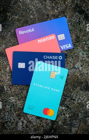Starling Bank, Chase, Monzo und Revolut Debitkarten. Nur digitale (virtuelle) Banken. Konzept für den Wettbewerb im Fintech. Stafford, Großbritannien, Mai 2 Stockfoto