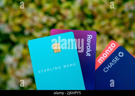 Starling Bank, Chase, Monzo und Revolut Debitkarten. Nur digitale (virtuelle) Banken. Konzept für den Wettbewerb im Fintech. Stafford, Großbritannien, Mai 2 Stockfoto