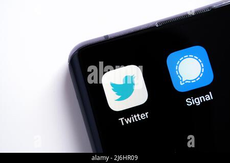 Die Smartphone-Ecke mit Twitter und Signal-Apps Makro-Foto. Twitter plant, die Verschlüsselung wie in Messaging-Signal-App zu verwenden. Stafford, Großbritannien Stockfoto