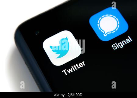 Die Smartphone-Ecke mit Twitter und Signal-Apps Makro-Foto. Twitter plant, die Verschlüsselung wie in Messaging-Signal-App zu verwenden. Stafford, Großbritannien Stockfoto