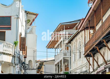 STONE TOWN, TANSANIA - 22. Dezember 2021: Enge Gassen und alte Häuser in Stone Town, Sansibar, Tansania Stockfoto