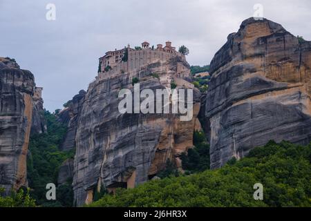 Kloster von Varlaam Kloster in berühmten griechischen Touristenziel Meteora in Griechenland mit landschaftlich reizvoller Landschaft Stockfoto