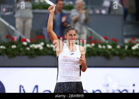 Sara Sorribes aus Spanien reagiert nach einem Sieg gegen Naomi Osaka aus Japan beim Tennisturnier Mutua Madrid Open 2022 am 1. Mai 2022 im Caja Magica Stadion in Madrid, Spanien - Foto: Oscar J Barroso/DPPI/LiveMedia Stockfoto