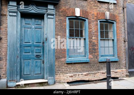 Türen Fenster Haus außen in Spitalfields East London England UK KATHY DEWITT Stockfoto