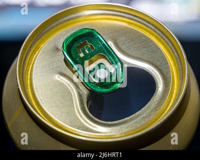Geöffnete Getränkedose mit goldener Oberfläche mit grüner Zuglasche Stockfoto