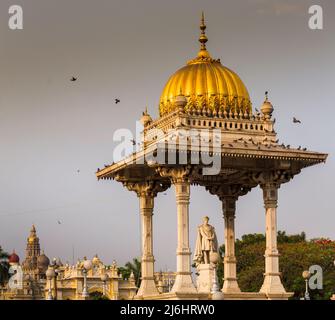 Ein Denkmal und eine Statue von Maharaja Chamarajendra Wodeyar, dem früheren König von Mysore, Karnataka, Indien. Statue aus weißem italienischem Marmor Stockfoto