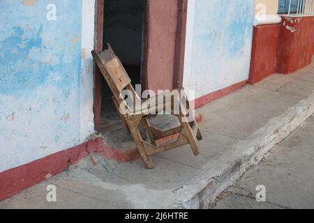 Stuhl vor der Tür in der Stadt Trinidad, Kuba Stockfoto