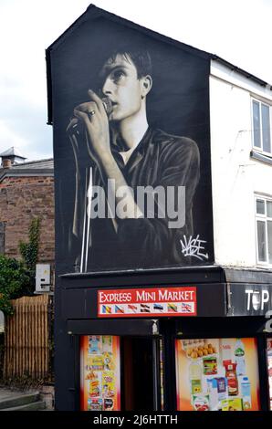 Ein Wandgemälde in Macclesfield vom Straßenkünstler Akse zu Ehren von Ian Curtis, dem Sänger von Joy Division, der in der Stadt Cheshire geboren wurde. Stockfoto