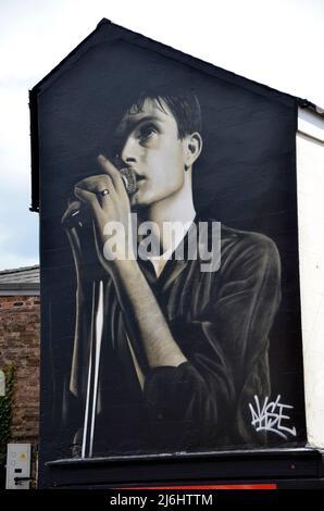 Ein Wandgemälde in Macclesfield vom Straßenkünstler Akse zu Ehren von Ian Curtis, dem Sänger von Joy Division, der in der Stadt Cheshire geboren wurde. Stockfoto