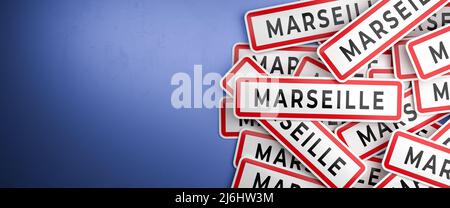 Mehrere Stadtschilder von Marseille auf einem Haufen. Marseille liegt in der Region Provence-Alpes-Côte d'Azur, Frankreich. Die typische weiße Stadt Grenze SIG Stockfoto