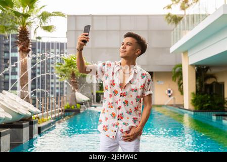 Porträt eines hübschen jungen coolen stylischen Mannes im Sommer Stockfoto