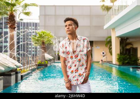 Porträt eines hübschen jungen coolen stylischen Mannes im Sommer Stockfoto