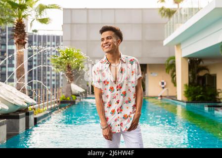 Porträt eines hübschen jungen coolen stylischen Mannes im Sommer Stockfoto