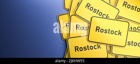 Mehrere Rostocker Stadtbegrenzungsschilder auf einem Haufen. Rostock liegt im Bundesland Mecklenburg-Vorpommern. Das typische gelbe Stadtgrenzzeichen für G Stockfoto