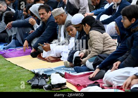 Edgbaston, Birmingham, Großbritannien, Mai 2. 2022. Muslime feiern Eid al-Fitr 2022 auf dem Edgbaston Cricket Ground. Die Gläubigen bereiten sich auf das Morgengebet vor, um das Ende des Ramadan zu markieren. Kredit: Sam Bagnall /Alamy Live Nachrichten Stockfoto