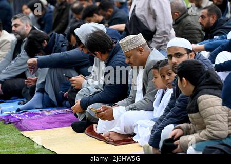 Edgbaston, Birmingham, Großbritannien, Mai 2. 2022. Muslime feiern Eid al-Fitr 2022 auf dem Edgbaston Cricket Ground. Die Gläubigen bereiten sich auf das Morgengebet vor, um das Ende des Ramadan zu markieren. Kredit: Sam Bagnall /Alamy Live Nachrichten Stockfoto