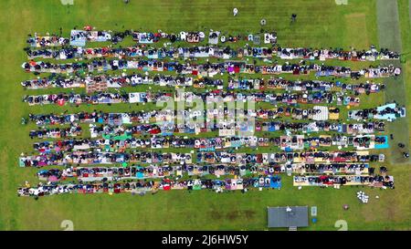 Edgbaston, Birmingham, Großbritannien, Mai 2. 2022. Muslime feiern Eid al-Fitr 2022 auf dem Edgbaston Cricket Ground. Luftaufnahme von Gläubigen, die morgens zum Ende des Ramadan beten. Kredit: Sam Bagnall /Alamy Live Nachrichten Stockfoto