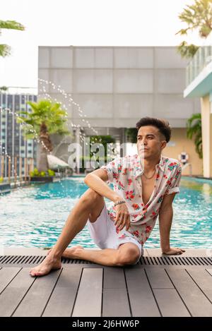 Porträt eines hübschen jungen coolen stylischen Mannes im Sommer Stockfoto