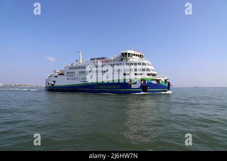 Victoria of Wight, eine Wight Link Fähre auf dem in the Swashway Richtung Fishbourne auf der Isle of Wight Stockfoto