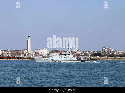 UK Border Force Cutter Valient beim Betreten des Hafens von Portsmouth Stockfoto