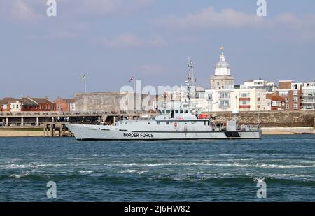 UK Border Force Cutter Valient beim Betreten des Hafens von Portsmouth Stockfoto