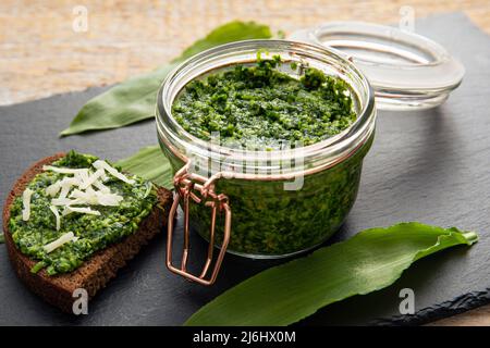 Hausgemachte Pesto-Sauce aus Allium ursinum-Blättern, bekannt als Bärlauch, Ramsons, Buckrams, breitblättriger Knoblauch, Holzknoblauchzehen, Lauchbär. Stockfoto