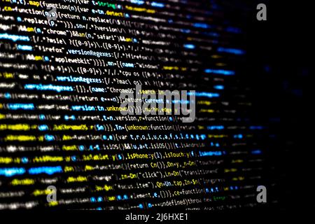 Blaue oder gelbe Codelinien auf schwarzem Hintergrund Arbeitsbildschirm. Codiersprache Source Web Design. Stockfoto