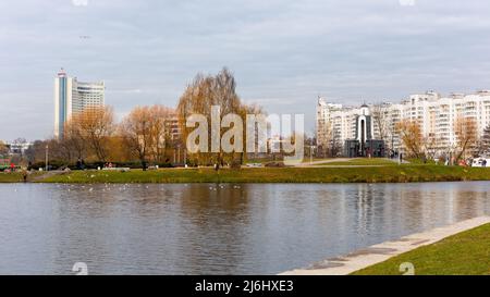 Minsk, Weißrussland, 04.11.21. Die Insel der Tränen auf dem Fluss Swislach in der Oberstadt Minsk mit den Söhnen des Vaterländischen Denkmals und der sowjetischen Architektur. Stockfoto