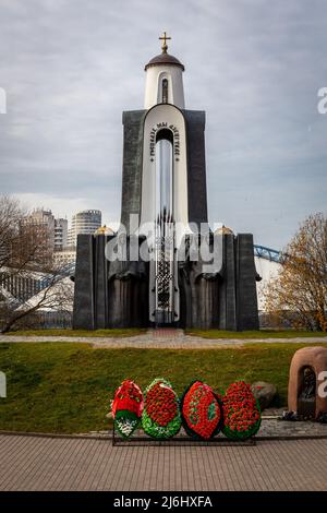 Minsk, Weißrussland, 04.11.21. Die Söhne des Vaterlanddenkmals, das an die sowjetischen Soldaten aus Weißrussland erinnert, die im Krieg mit Afghanistan gestorben sind, die Statue Stockfoto