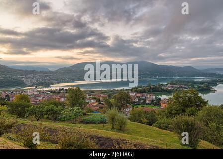 Wunderschöner italienischer See bei Sonnenaufgang. Luftaufnahme des Sees Annone oder des Sees Oggiono. Norditalien. Luftpanorama eines Sees am Morgen Stockfoto