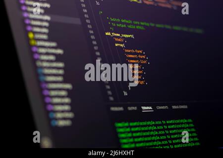 Codierungslinien auf dem Laptop-Bildschirm. Selektiver Fokus mit teilweise verschwommenen Farben. Stockfoto