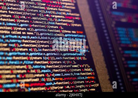 Codierungslinien auf dem Laptop-Bildschirm. Selektiver Fokus mit teilweise verschwommenen Farben. Stockfoto