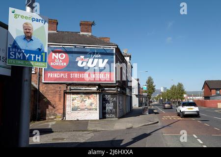 Grünes Wahlgremiat mit Werbung für politische Parteiwahlen im TÜV (Traditional Unionist Voice) mit dem Slogan „No Sea Border“ auf dem Tiefstand Stockfoto