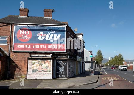 TÜV (Traditional Unionist Voice) Werbung für politische Parteiwahlen auf der sich nähernden Straße von newtownards mit dem Slogan „No Sea Border“ Stockfoto