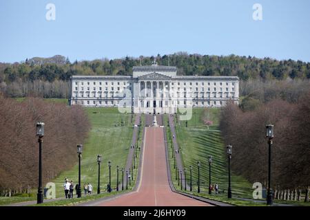 Prince of Wales Avenue führt zu nordirischen Parlamentsgebäuden im Stormont-Anwesen, East Belfast, Nordirland, 20.. April 2022. Stockfoto