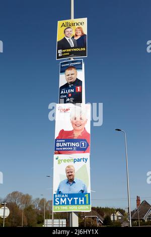 Wahlplakate der Allianz, der Ulster Unionist, der DUP und der Grünen in East Belfast, Nordirland, 20.. April 2022. Stockfoto