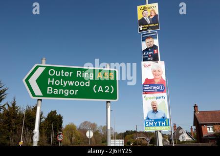 Wahlplakate der Allianz, der Ulster Unionist, der DUP und der Grünen Partei im äußeren Ring/stormont-Gebiet von East Belfast, Nordirland, 20.. April 2022. Stockfoto