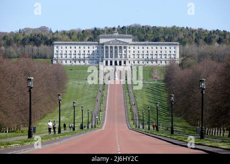 Prince of Wales Avenue führt zu nordirischen Parlamentsgebäuden im Stormont-Anwesen, East Belfast, Nordirland, 20.. April 2022. Stockfoto