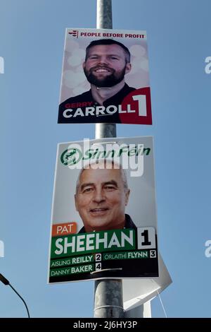 People Before Profit und Sinn Fein-Wahlplakate auf der Falls Road, West Belfast, Nordirland, 20.. April 2022. Stockfoto