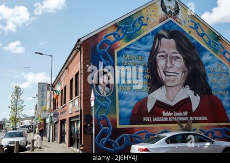 Das Wandbild von Bobby Sands an der Wand des Sinn Fein Büros, Lower Falls Road, West Belfast, Nordirland, 20.. April 2022. Stockfoto