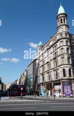 Robinson Cleaver Building an der Haupteinkaufsstraße Donegall Place im Stadtzentrum von Belfast, Nordirland, 20.. April 2022. Stockfoto