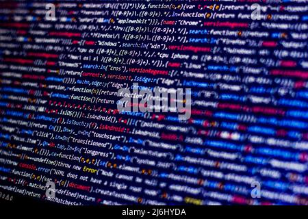 Rote, blaue, weiße Code-Befehle auf dem schwarzen Bildschirm. Funktionierende Web-digitale Produkte. Stockfoto