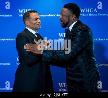 Mario Van Peebles, links, und Chris Tucker, kommen am Samstag, den 30. April 2022, zum Jahresessen der White House Correspondents Association 2022 im Washington Hilton Hotel an. Dies ist das erste Mal seit 2019, dass die WHCA aufgrund der COVID-19-Pandemie ihr jährliches Abendessen veranstaltet. Kredit: Rod Lamkey / CNP Stockfoto