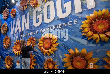 London Shoreditch, Großbritannien. 30 April 2022. An den Wänden im Eingangsbereich befinden sich Kopien von Werken der Künstler, die in der Ausstellung „Van Gogh The Immersive Experience“ ausgestellt sind Stockfoto