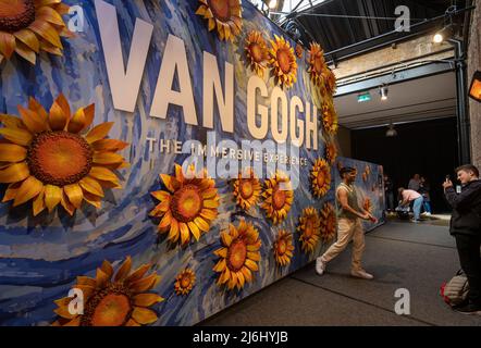 London Shoreditch, Großbritannien. 30 April 2022. An den Wänden im Eingangsbereich befinden sich Kopien von Werken der Künstler, die in der Ausstellung „Van Gogh The Immersive Experience“ ausgestellt sind Stockfoto