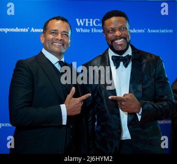 Mario Van Peebles, links, und Chris Tucker, kommen am Samstag, den 30. April 2022, zum Jahresessen der White House Correspondents Association 2022 im Washington Hilton Hotel an. Dies ist das erste Mal seit 2019, dass die WHCA aufgrund der COVID-19-Pandemie ihr jährliches Abendessen veranstaltet. Kredit: Rod Lamkey / CNP Stockfoto