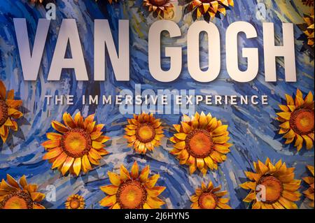 London Shoreditch, Großbritannien. 30 April 2022. An den Wänden im Eingangsbereich befinden sich Kopien von Werken der Künstler, die in der Ausstellung „Van Gogh The Immersive Experience“ ausgestellt sind Stockfoto