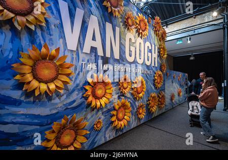 London Shoreditch, Großbritannien. 30 April 2022. An den Wänden im Eingangsbereich befinden sich Kopien von Werken der Künstler, die in der Ausstellung „Van Gogh The Immersive Experience“ ausgestellt sind Stockfoto