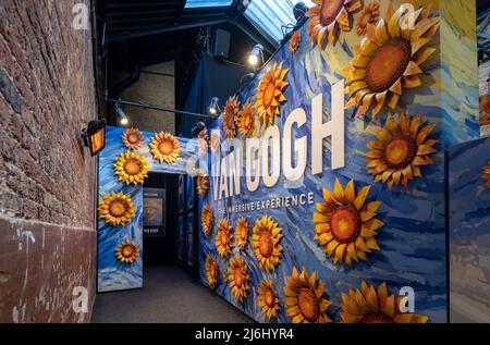 London Shoreditch, Großbritannien. 30 April 2022. An den Wänden im Eingangsbereich befinden sich Kopien von Werken der Künstler, die in der Ausstellung „Van Gogh The Immersive Experience“ ausgestellt sind Stockfoto